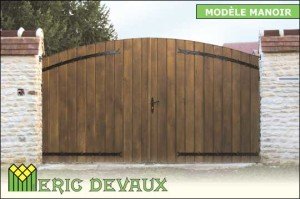 portail fabriqué sur mesure avec du bois et du fer pour manoir normand