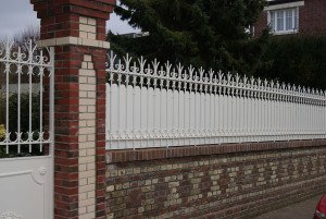clôture en fer forgé avec pointes