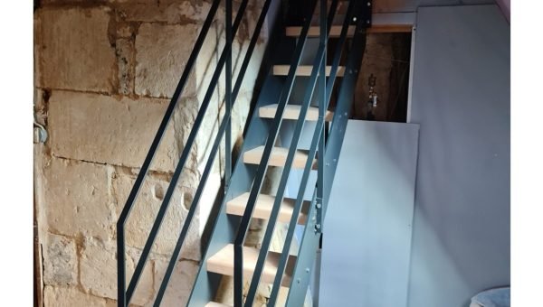 escalier intérieur en fer avec marche en bois