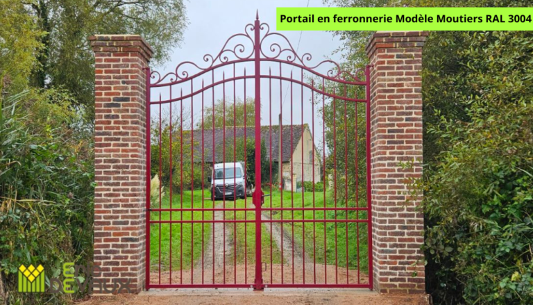 portail en ferronnerie couleur rouge avec volutes en haut