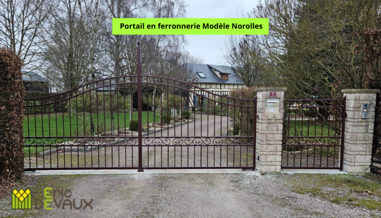 exemple de modèle de portail en ferronnerie de grande longueur avec portillon indépendant