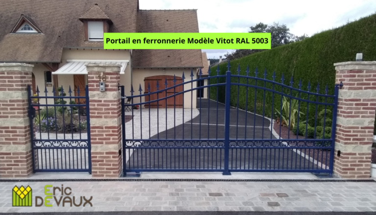 portail en ferronnerie bleu avec portillon indépendant de même couleur